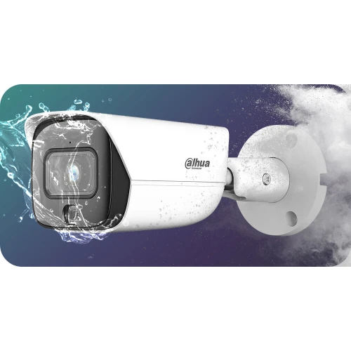 Na zdjęciu znajduje się biała kamera monitoringu marki Dahua, zamontowana na ścianie, z efektem rozpryskującej się wody, co sugeruje jej wodoodporność. Tło jest gradientowe, przechodzące od ciemnego fioletu do zieleni.