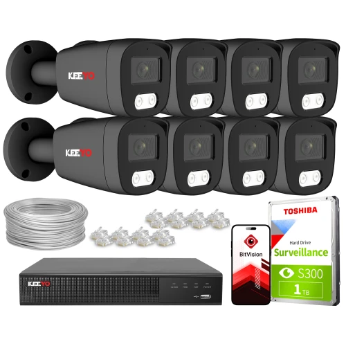 Zestaw do monitoringu składa się z ośmiu kamer, rejestratora, dysku twardego Toshiba oraz akcesoriów montażowych. Na zdjęciu widoczna jest również aplikacja BitVision na ekranie telefonu.
