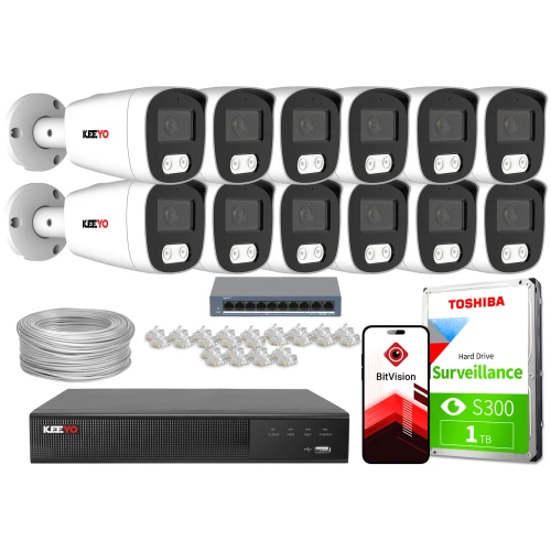 Zestaw do monitoringu składający się z dwunastu kamer, rejestratora, dysku twardego, kabla, switcha oraz aplikacji mobilnej. Elementy są rozmieszczone na białym tle, prezentując kompletny system nadzoru.