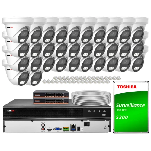 Zestaw do monitoringu składający się z wielu kamer kopułkowych, dwóch rejestratorów, kabli oraz dysku twardego Toshiba S300. Elementy są rozmieszczone na białym tle, ukazując pełen asortyment systemu bezpieczeństwa.