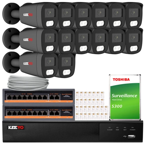 Na zdjęciu znajduje się zestaw do monitoringu, który obejmuje szesnaście kamer, dwa rejestratory, dysk twardy Toshiba oraz akcesoria montażowe. Kamery są czarne z logo KEEYO, a rejestratory mają porty sieciowe i oznaczenia na przednim panelu.
