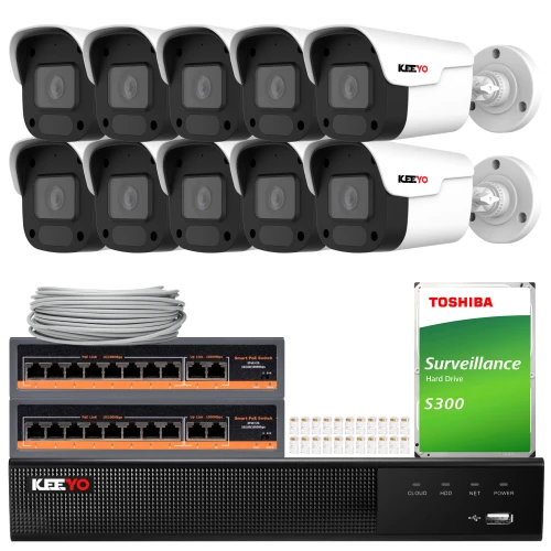 Zestaw do monitoringu składający się z dziesięciu kamer, dwóch switchów, dysku twardego Toshiba oraz rejestratora. W tle widoczny jest również zwinięty kabel i zestaw złączy.