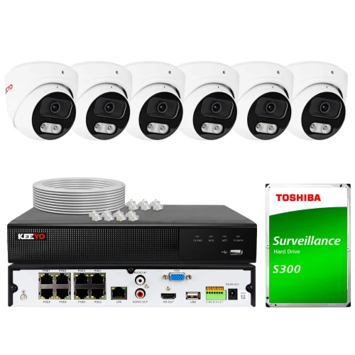 Zestaw do monitoringu składający się z pięciu białych kamer kopułkowych, rejestratora z różnymi portami, dysku twardego Toshiba oraz akcesoriów montażowych. Elementy są rozmieszczone na białym tle, prezentując kompletny system zabezpieczeń.