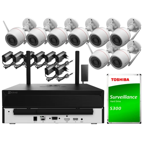 Zestaw do monitoringu Wi-Fi składający się z ośmiu białych kamer, rejestratora z antenami oraz dysku twardego Toshiba S300. Kamery mają cylindryczny kształt i są wyposażone w uchwyty montażowe.