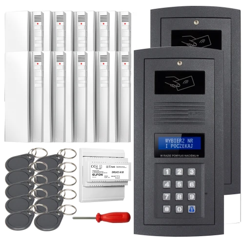 Zestaw domofonowy cyfrowy składający się z panelu z klawiaturą numeryczną, wyświetlaczem oraz czytnikiem kart zbliżeniowych, a także kilku breloków RFID, śrubokręta i modułu elektronicznego. W tle widoczne są białe unifony do montażu wewnętrznego.
