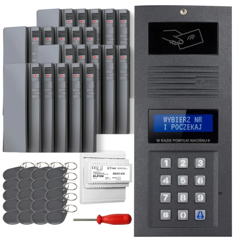 Zestaw domofonowy składający się z panelu z klawiaturą numeryczną, wyświetlaczem i czytnikiem kart, a także z kilkunastu breloków RFID, śrubokręta i modułu elektronicznego. Panel jest w kolorze ciemnoszarym, a breloki i moduł są w odcieniach szarości i bieli.
