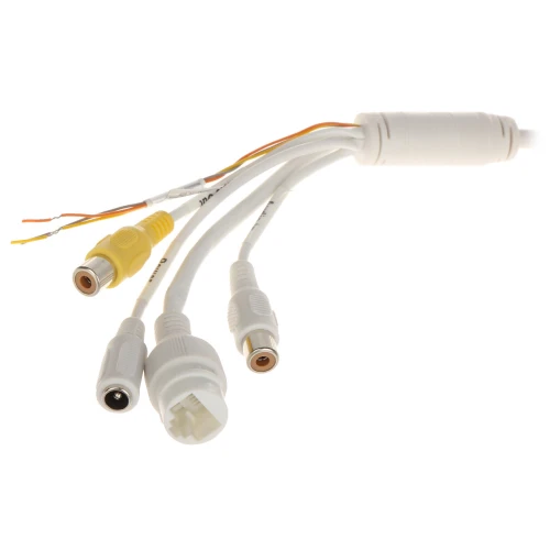 Zdjęcie przedstawia zestaw białych złączy do kamer, w tym złącza RCA i DC oraz przewody z odsłoniętymi końcówkami. Złącza są połączone z białym kablem, który ma na końcu cylindryczny filtr ferrytowy.