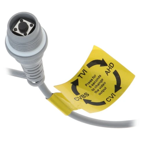 Zbliżenie na szary kabel z okrągłym złączem i żółtą etykietą. Etykieta zawiera instrukcję zmiany standardu sygnału wideo między TVI, AHD, CVI i CVBS.